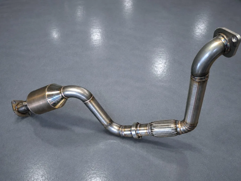 RVS-downpipe op maat met racekatalysator voor Land Rover Defender EcoBoost-ombouw