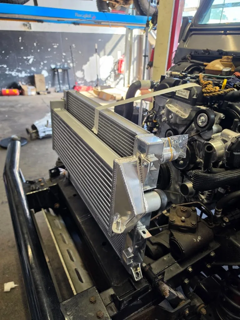 Vooraanzicht koelerpakket op maat gemonteerd in Defender-chassis