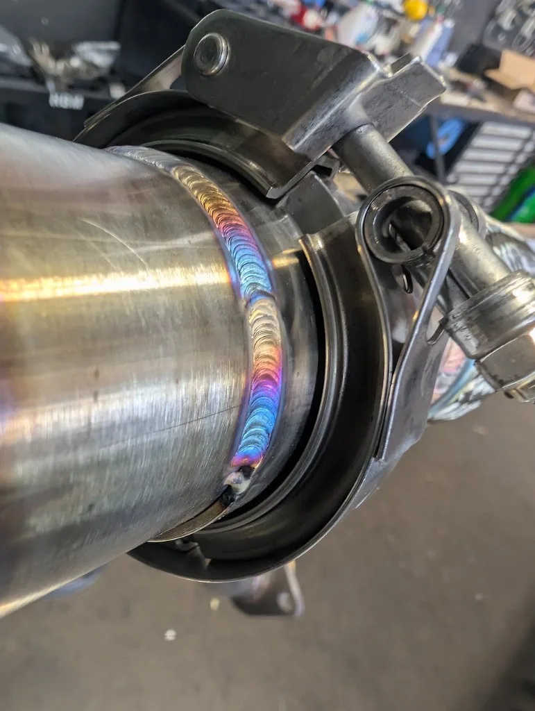 Detail TIG-laswerk en V-bandaansluiting op Defender-downpipe