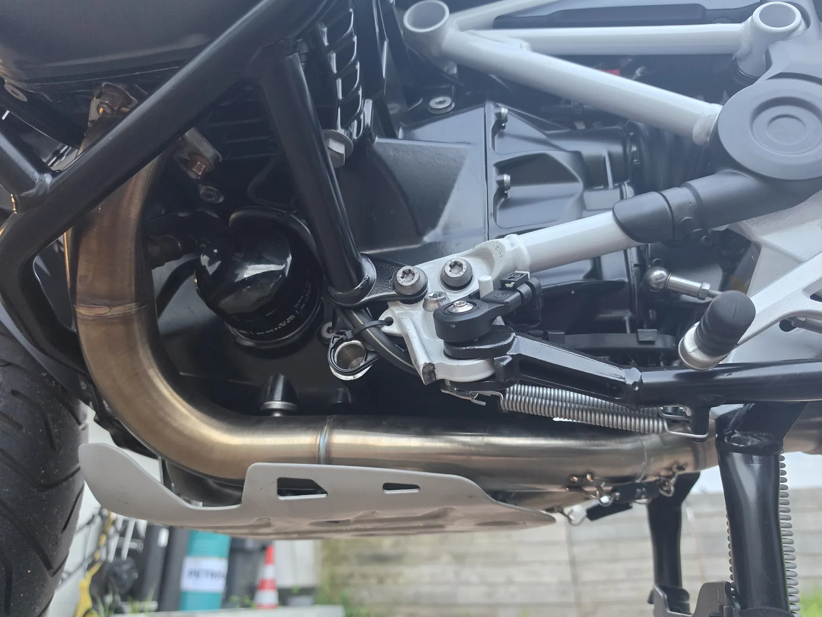 Zijaanzicht decat-header en RED9-klep onder BMW R 1250 GS Adventure
